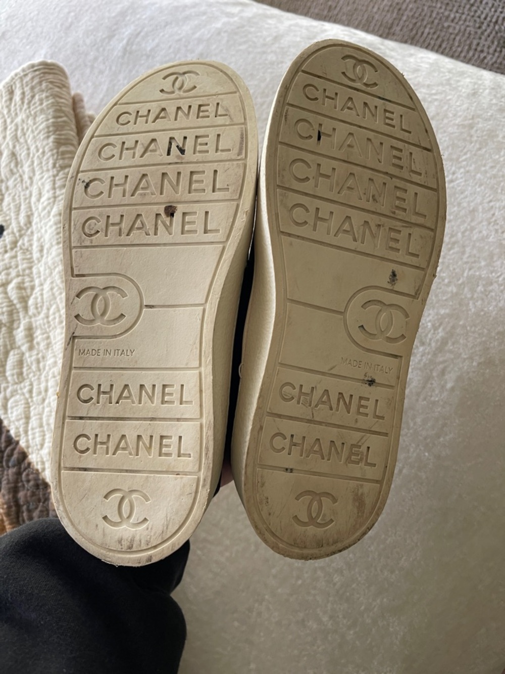 Chanel Interlocking CC Logo
Patent Leather Sneakers 37 C - Picture 5 of 6
